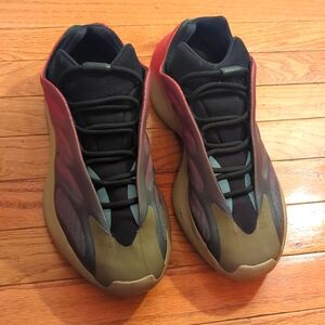 Adidas Yeezy 700